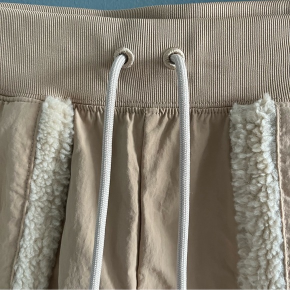 Nike Essentials Women’s Woven Sweatpants - Picture 5 of 11